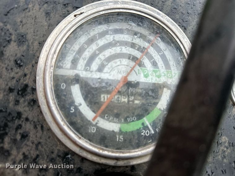 image for item NL9241 1969 John Deere 1520  tractor