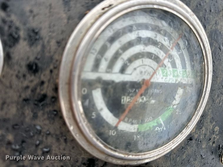 image for item NL9241 1969 John Deere 1520  tractor