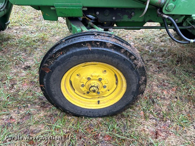 image for item NL9241 1969 John Deere 1520  tractor