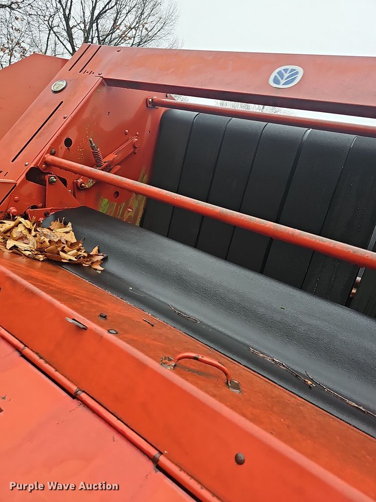 image for item NP9197 New Holland 664  round baler