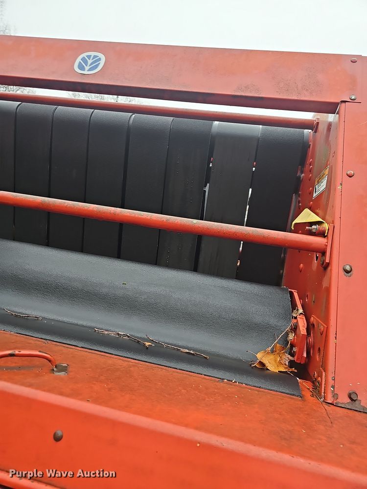 image for item NP9197 New Holland 664  round baler