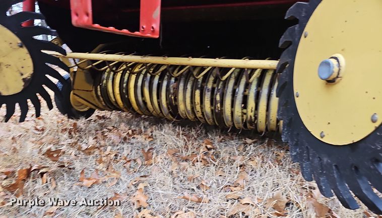 image for item NP9197 New Holland 664  round baler