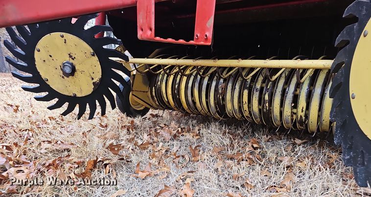 image for item NP9197 New Holland 664  round baler