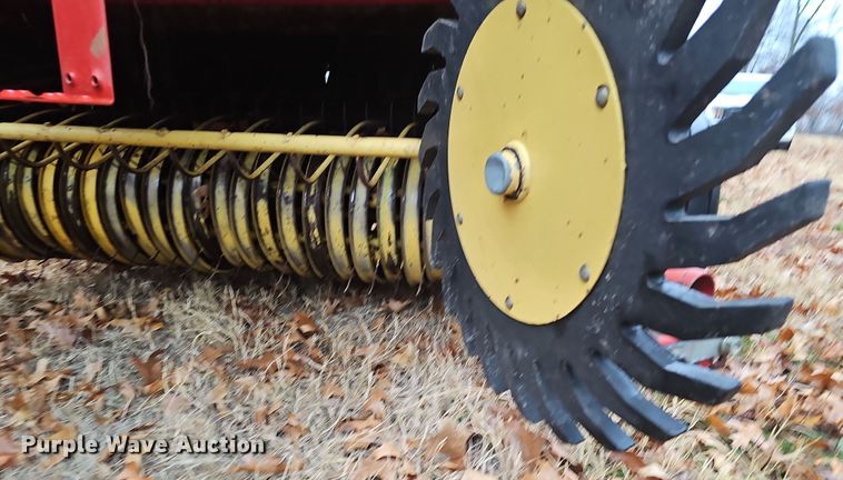 image for item NP9197 New Holland 664  round baler