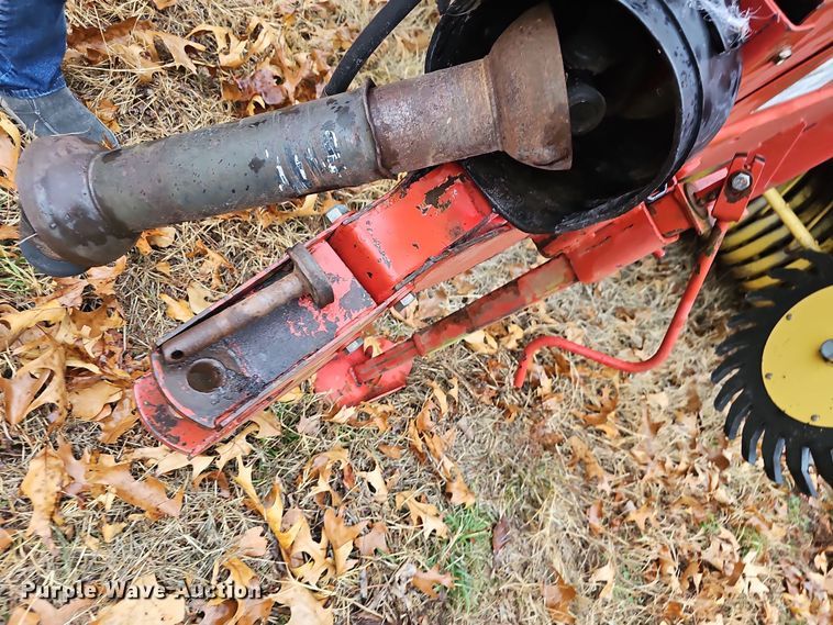 image for item NP9197 New Holland 664  round baler