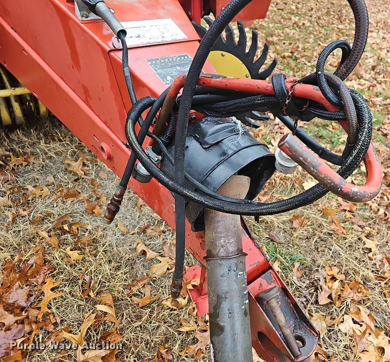 image for item NP9197 New Holland 664  round baler