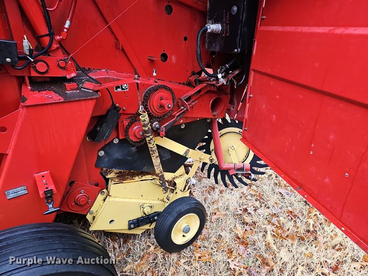image for item NP9197 New Holland 664  round baler