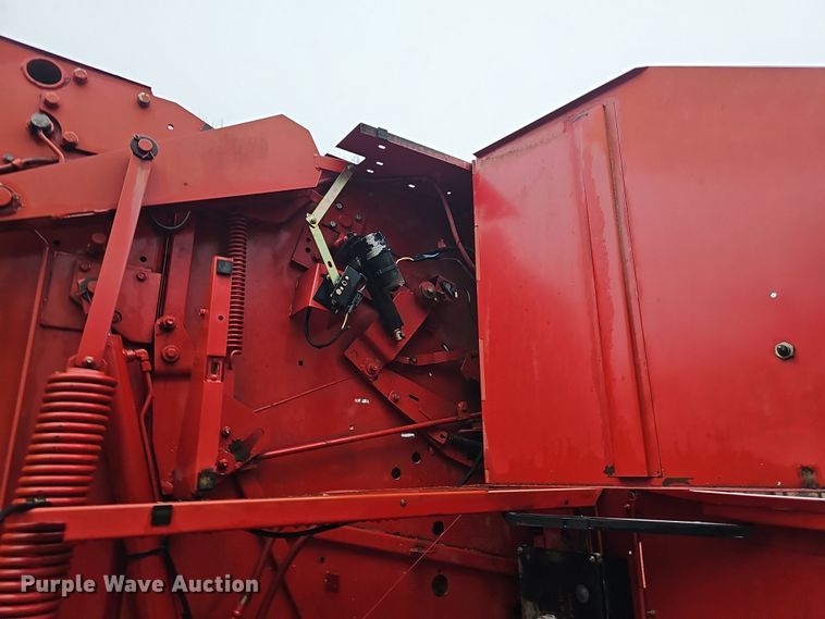 image for item NP9197 New Holland 664  round baler