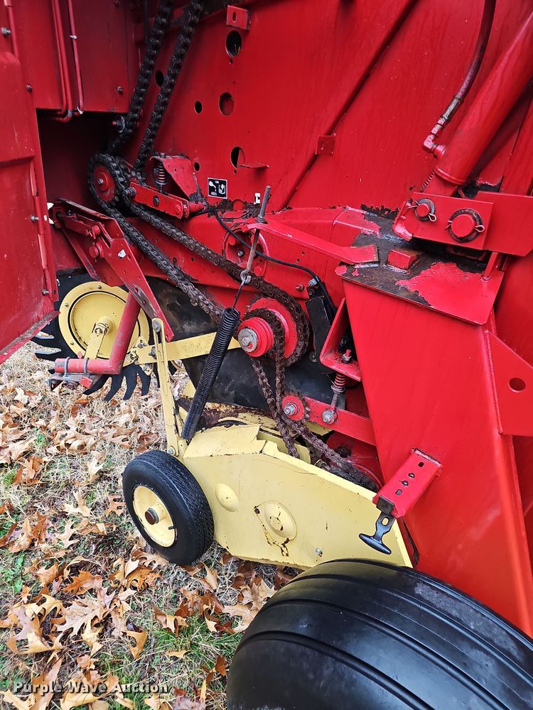 image for item NP9197 New Holland 664  round baler