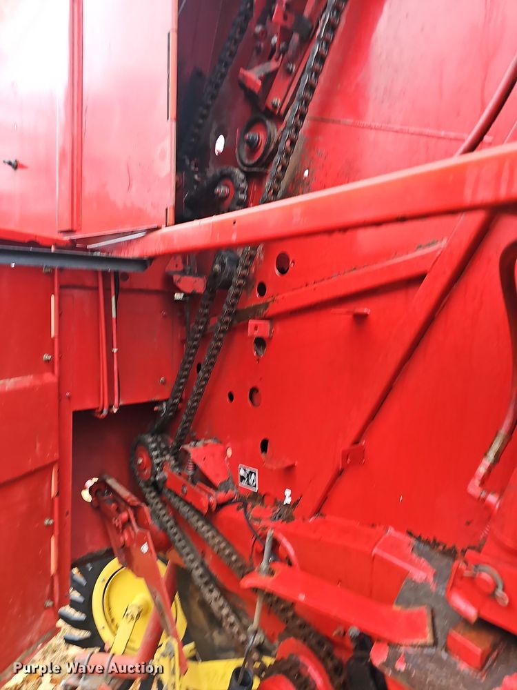 image for item NP9197 New Holland 664  round baler