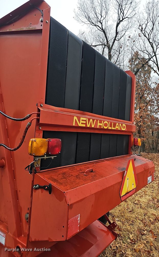 image for item NP9197 New Holland 664  round baler