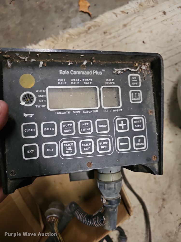 image for item NP9197 New Holland 664  round baler