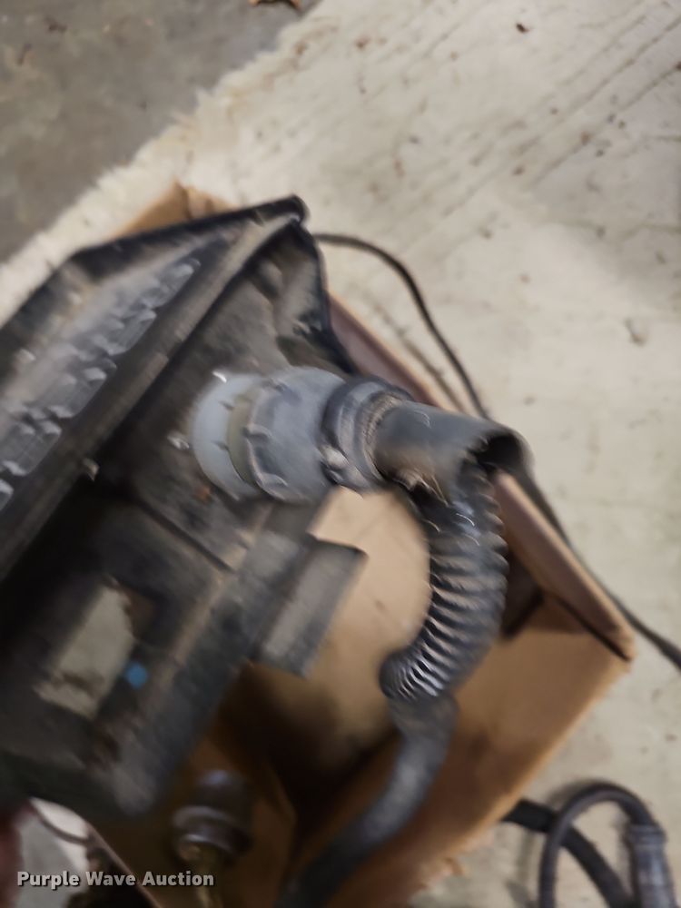 image for item NP9197 New Holland 664  round baler