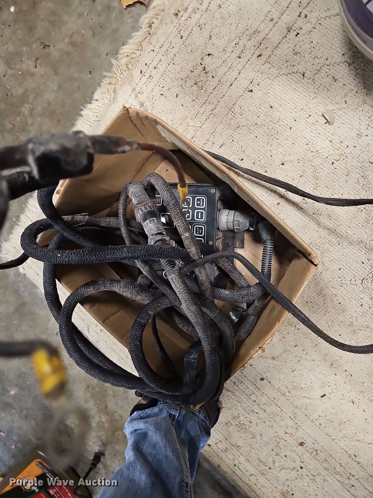 image for item NP9197 New Holland 664  round baler