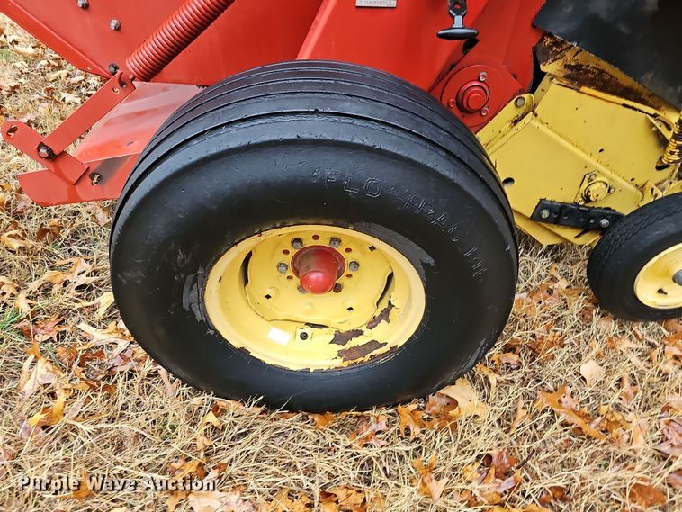 image for item NP9197 New Holland 664  round baler
