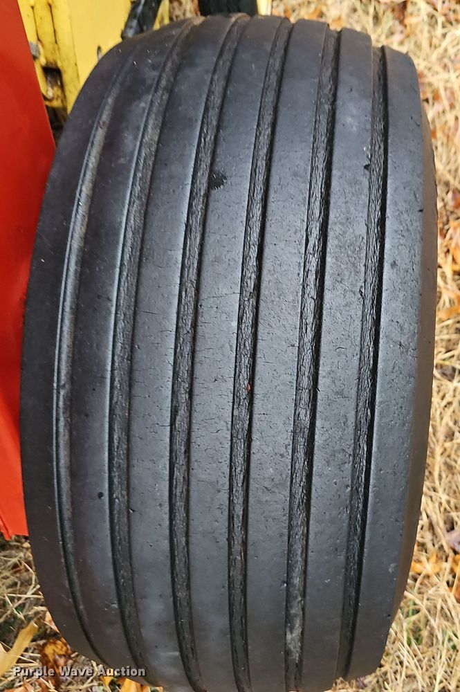 image for item NP9197 New Holland 664  round baler