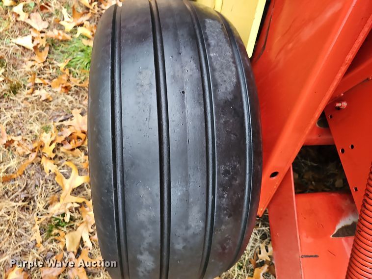 image for item NP9197 New Holland 664  round baler