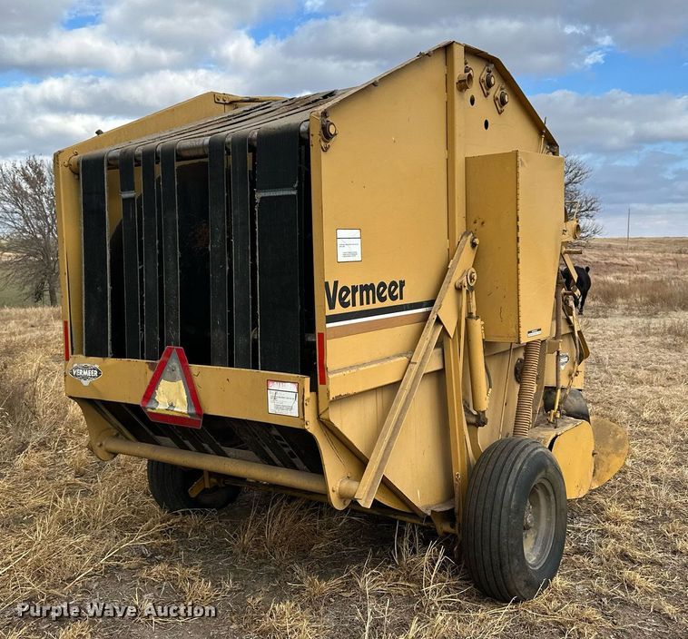 image for item NS9004 1983 Vermeer 605H  round baler