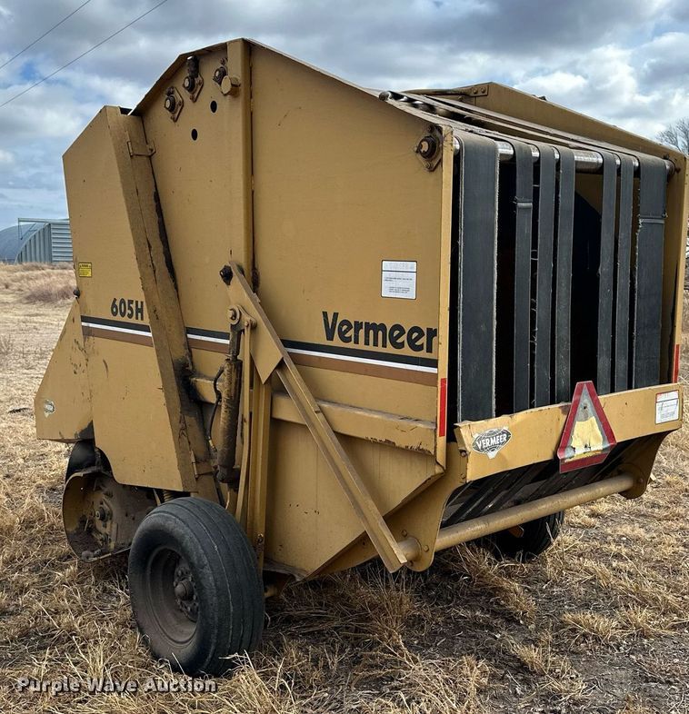 image for item NS9004 1983 Vermeer 605H  round baler