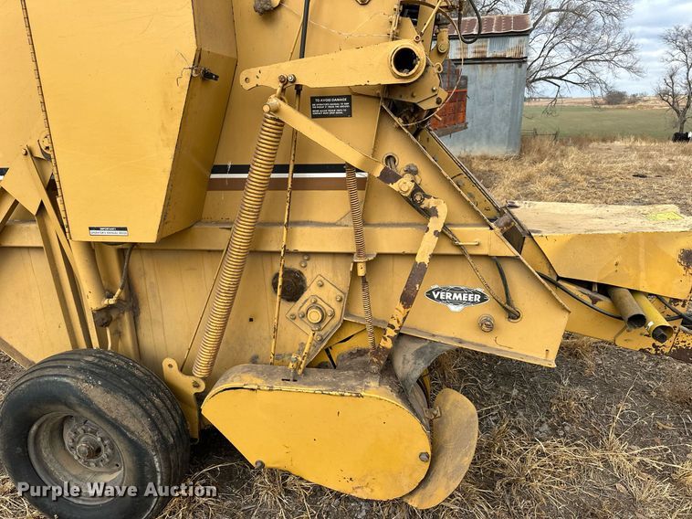image for item NS9004 1983 Vermeer 605H  round baler