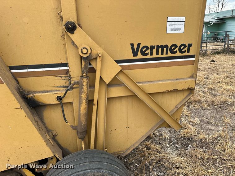image for item NS9004 1983 Vermeer 605H  round baler