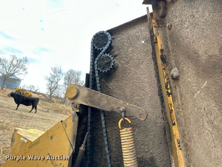 image for item NS9004 1983 Vermeer 605H  round baler