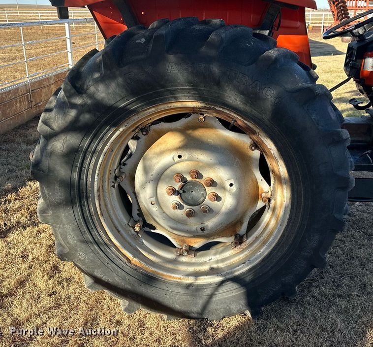 image for item NS9033 1992 AGCO Allis 5680  tractor