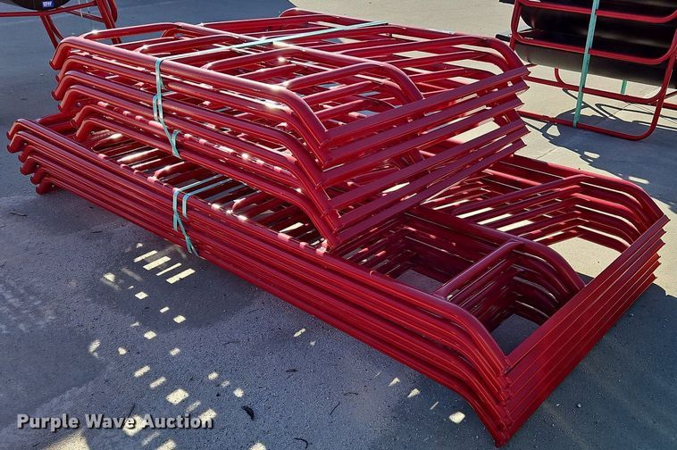 image for item NZ9087 B&W square bale feeders