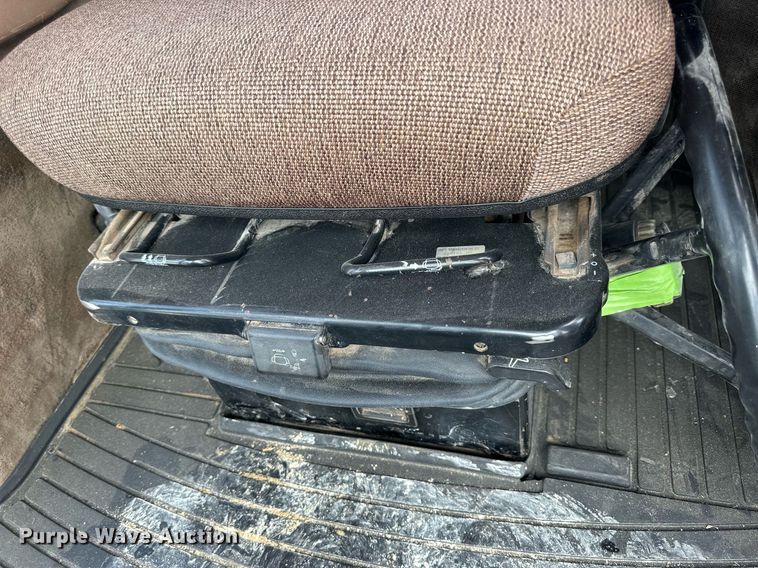 image for item NP9564 1995 John Deere 8200  MFWD tractor