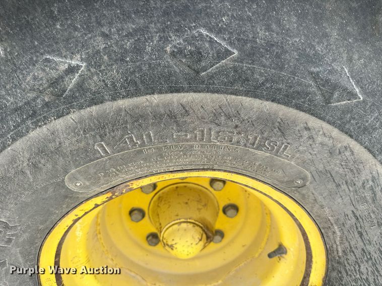 image for item NP9564 1995 John Deere 8200  MFWD tractor