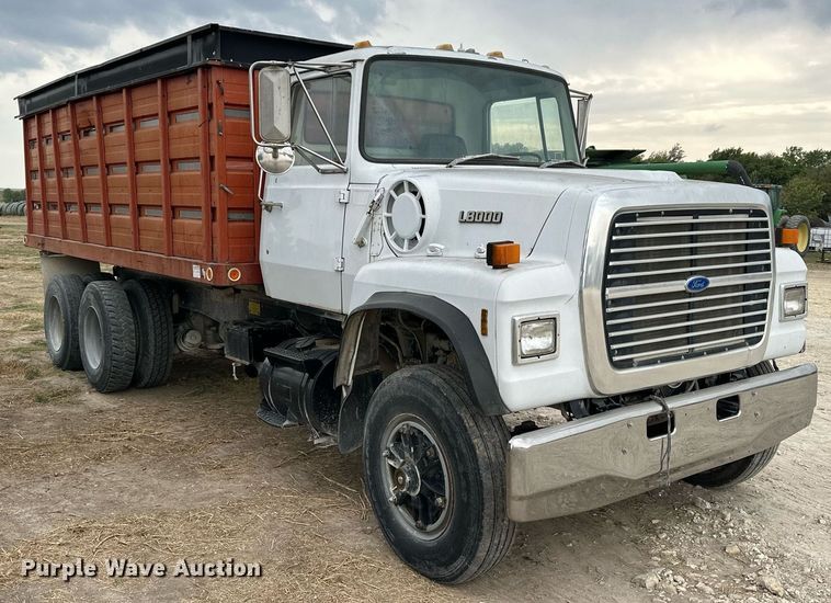 image for item NP9569 1989 Ford L8000  grain truck