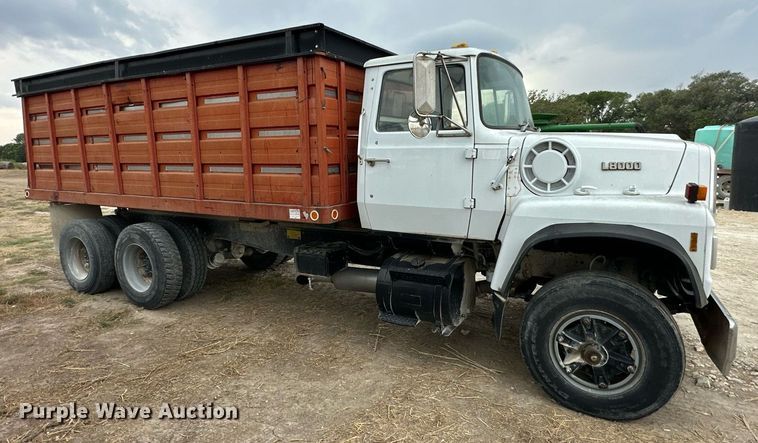 image for item NP9569 1989 Ford L8000  grain truck