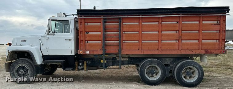 image for item NP9569 1989 Ford L8000  grain truck