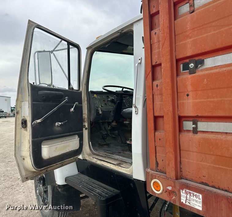 image for item NP9569 1989 Ford L8000  grain truck