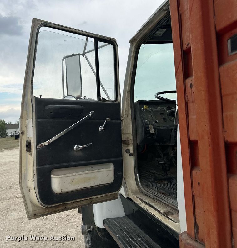 image for item NP9569 1989 Ford L8000  grain truck