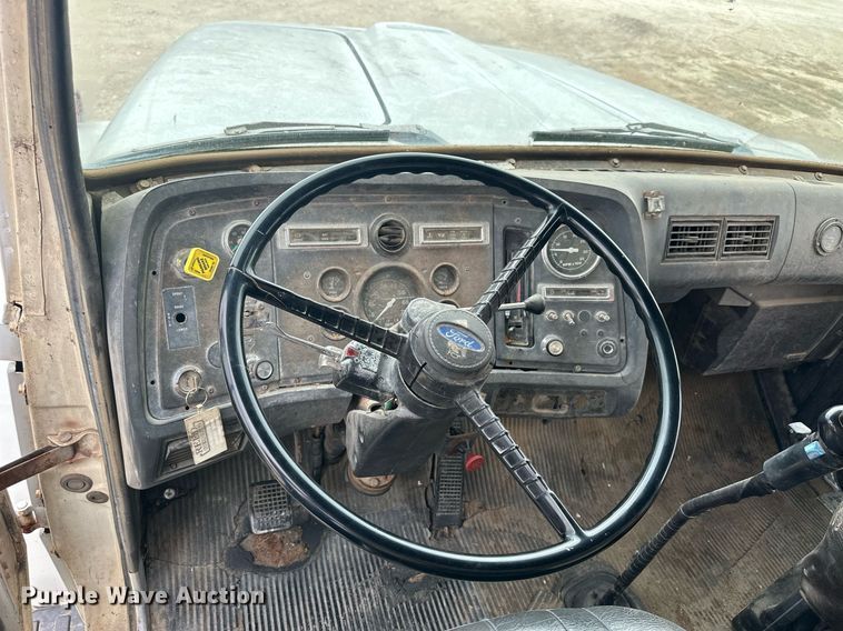 image for item NP9569 1989 Ford L8000  grain truck