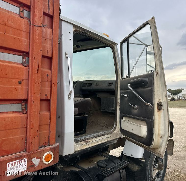 image for item NP9569 1989 Ford L8000  grain truck