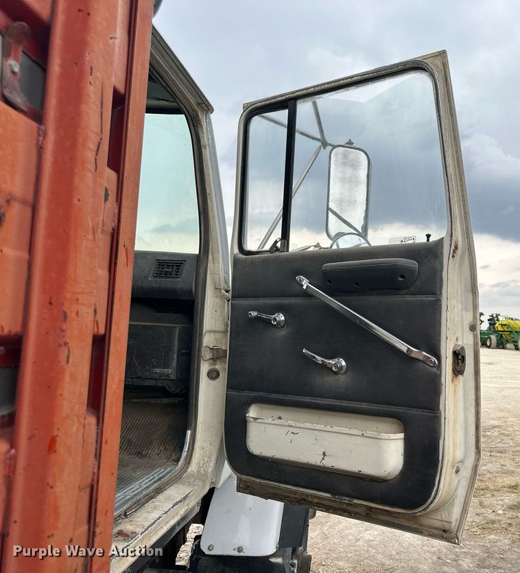 image for item NP9569 1989 Ford L8000  grain truck