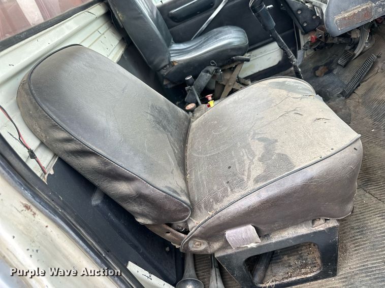 image for item NP9569 1989 Ford L8000  grain truck