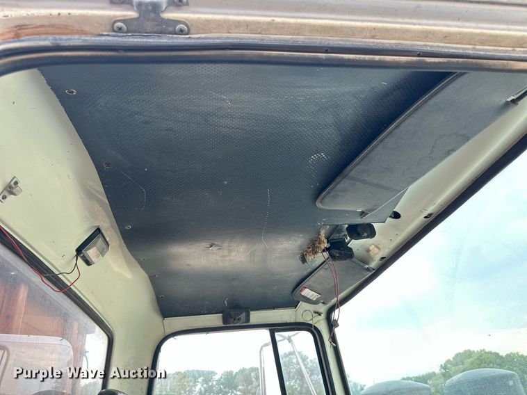 image for item NP9569 1989 Ford L8000  grain truck