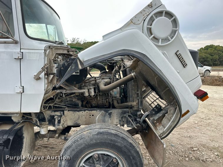 image for item NP9569 1989 Ford L8000  grain truck
