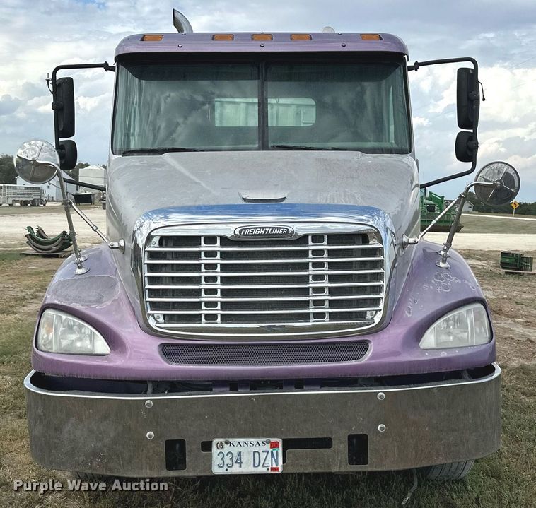 image for item NP9571 2006 Freightliner Columbia  semi truck