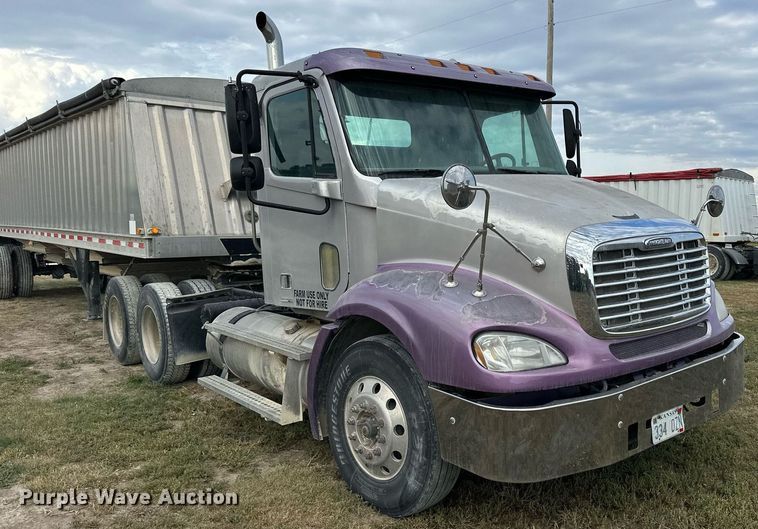 image for item NP9571 2006 Freightliner Columbia  semi truck