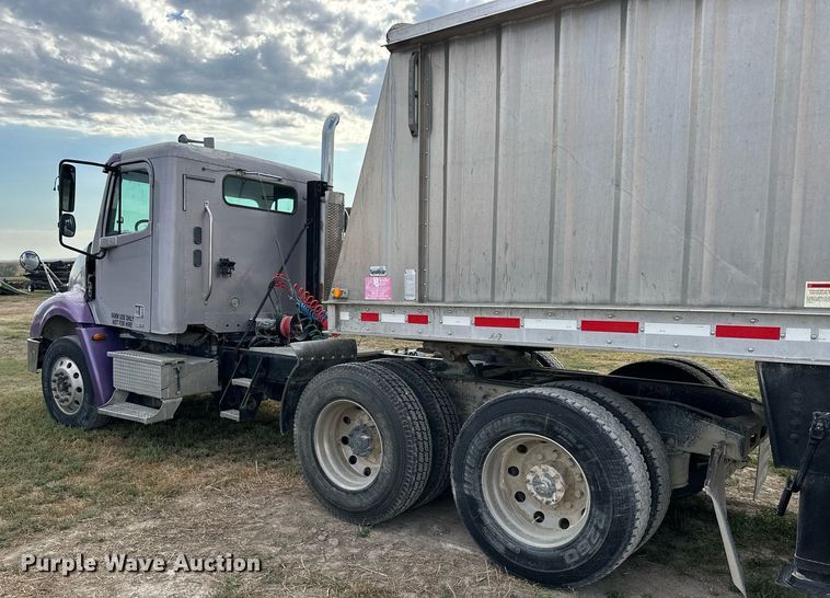 image for item NP9571 2006 Freightliner Columbia  semi truck