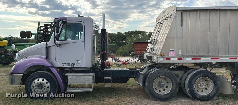 image for item NP9571 2006 Freightliner Columbia  semi truck