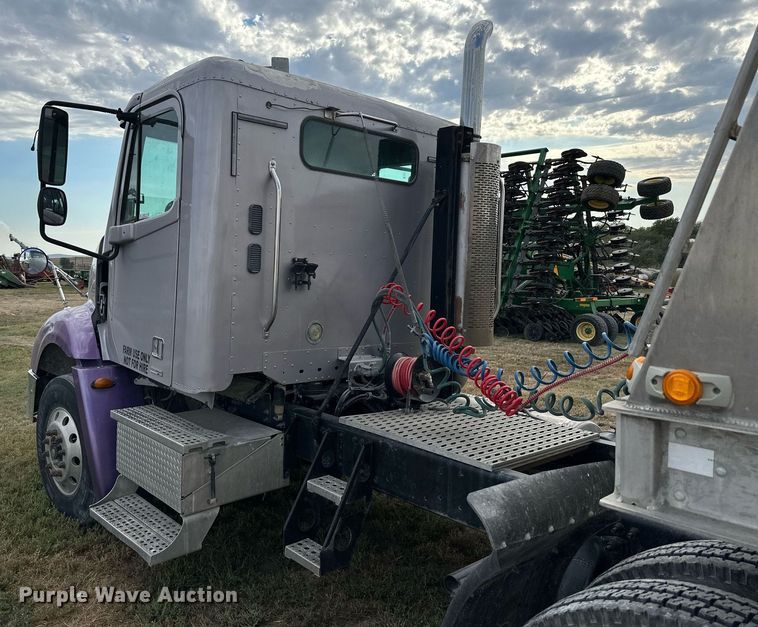 image for item NP9571 2006 Freightliner Columbia  semi truck