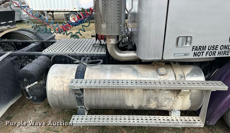 image for item NP9571 2006 Freightliner Columbia  semi truck