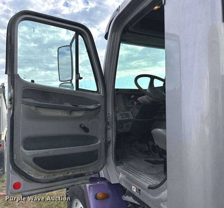 image for item NP9571 2006 Freightliner Columbia  semi truck