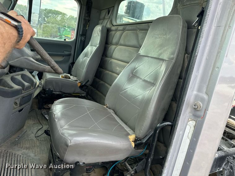 image for item NP9571 2006 Freightliner Columbia  semi truck