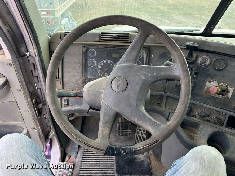 image for item NP9571 2006 Freightliner Columbia  semi truck